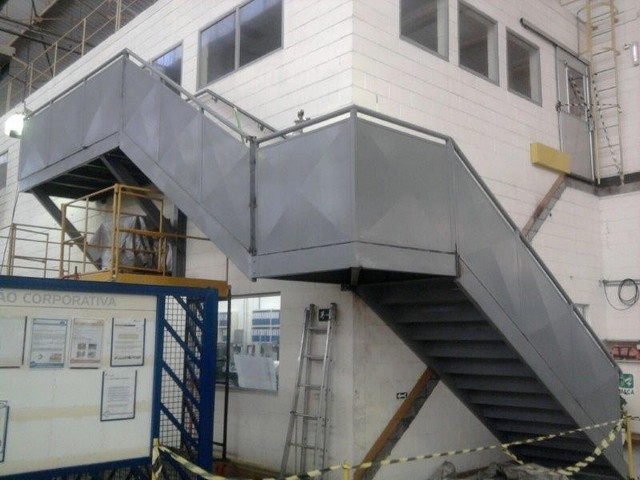 Escada metálica industrial 