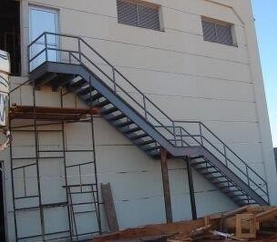 Escada metálica industrial 